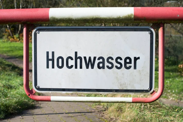 トリアーのモゼル川の横にあるドイツ語での高い水の標識 気候変動 環境問題への警告 — ストック写真