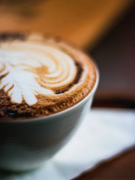 Gros Plan Vertical Une Tasse Cappuccino Sur Une Table Café — Photo