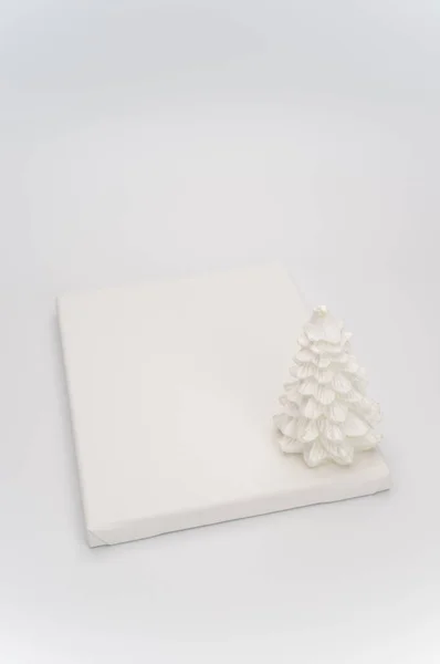 Zarif Noel Süslemeleri Beyaz Bir Yüzey Üzerine Ahşap Işlemeler — Stok fotoğraf