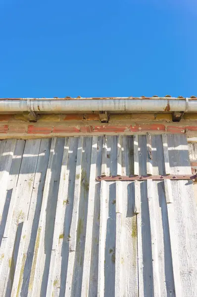 Niski Kąt Strzał Drewnianej Ściany Starego Budynku Pod Błękitnym Niebem — Zdjęcie stockowe