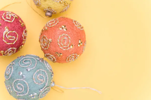 Bolas Decorativas Natal Multicoloridas Com Sapce Para Texto Uma Superfície — Fotografia de Stock