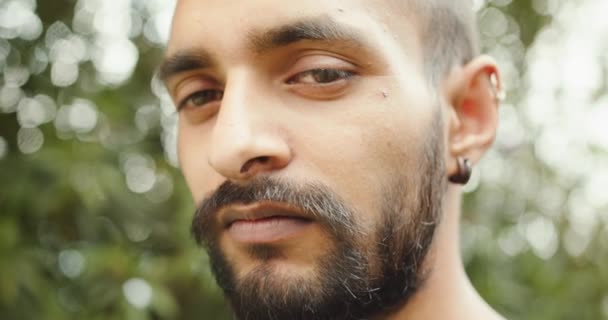 Портрет Молодого Чоловіка Бородою Вусами Зеленому Тлі — стокове відео