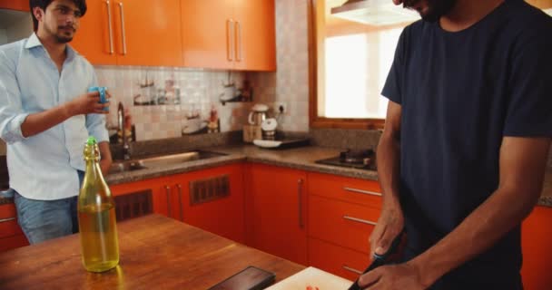 Zwei Indische Männer Unterhalten Sich Der Küche — Stockvideo
