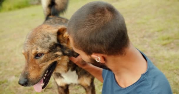 Joven Indio Parque Con Perro — Vídeos de Stock