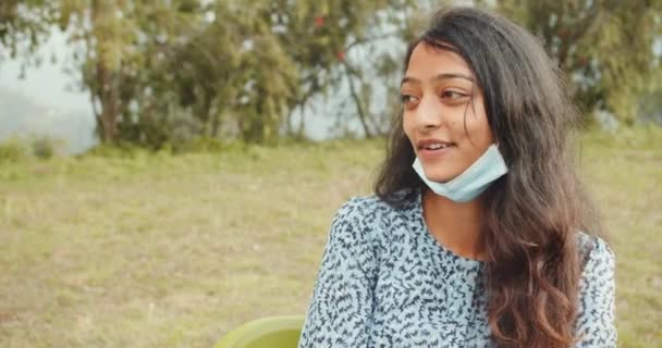 Jonge Indiaanse Vrouw Gezicht Masker Park — Stockvideo