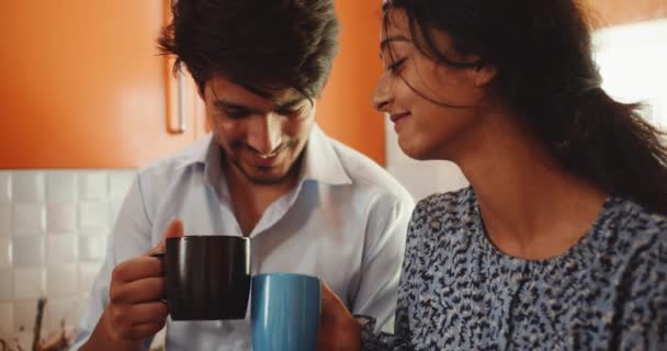 Pareja Joven Sentada Juntos Casa — Vídeo de stock