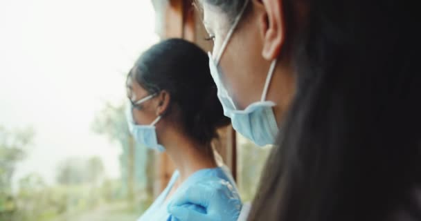 Två Kvinnliga Läkare Ansiktsmasker — Stockvideo