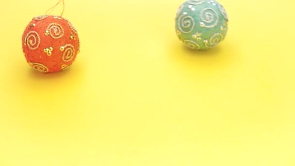 白い背景の上のボールでクリスマスの装飾 — ストック動画