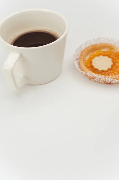 Isolierte Aprikosenmarmelade Torte Einer Papieruntertasse Und Tasse Kaffee Auf Weißem — Stockfoto