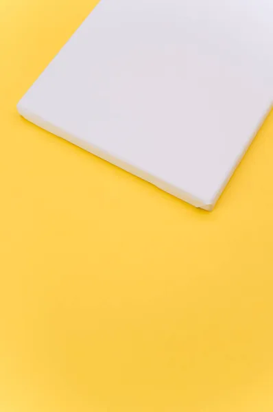 Bovenaanzicht Opname Van Blanco Wit Schilderdoek Een Geel Papieren Oppervlak — Stockfoto