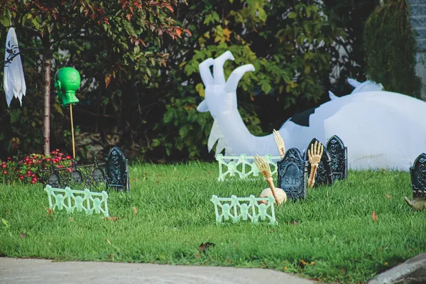 Een Prachtige Halloween Opstelling Een Groen Grasveld — Stockfoto