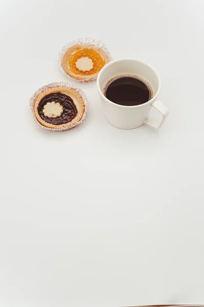Изолированный Абрикос Вишнёвый Пирог Бумажной Чашке Чашке Кофе Белом Фоне — стоковое фото