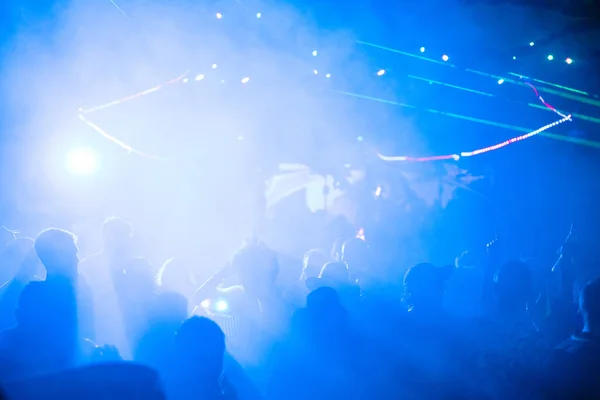 Die Menschen Tanzen Mit Bunten Partylichtern Der Nacht — Stockfoto