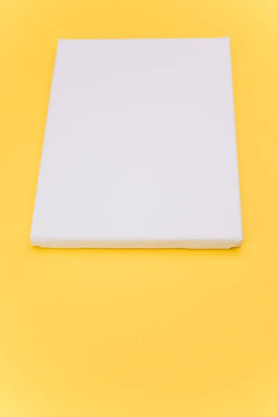 Вид Сверху Пустой Белой Краски Холст Поверхности Желтой Бумаги Копировальным — стоковое фото