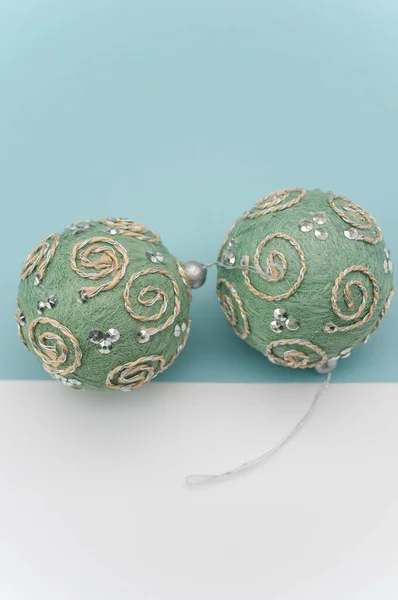 Зелені Різдвяні Декоративні Кульки Соком Тексту Біло Блакитній Поверхні — стокове фото