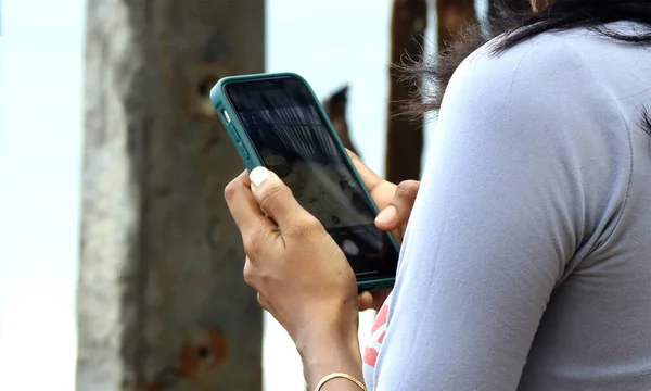 Junge Frauen Nutzen Smartphone Für Arbeit Und Studium — Stockfoto