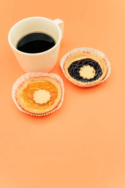 Tarta Albaricoque Mermelada Cereza Aislada Una Taza Papel Una Taza — Foto de Stock