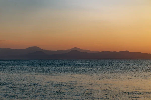 Wspaniały Widok Jezioro Sevan Sylwetką Górskich Warstw Tle Zachodzie Słońca — Zdjęcie stockowe