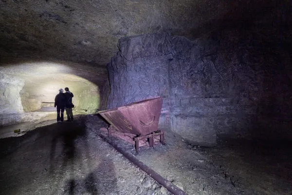 Παλιό Ορυχείο Βαθιά Υπόγεια Ένα Παλιό Φορτηγό Ράγες Σιλουέτα Ζευγαριού — Φωτογραφία Αρχείου