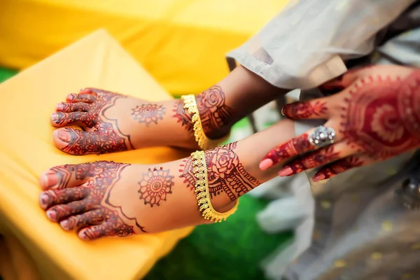 Indiase Bruid Toont Mehndi Ontwerp Bruiloft Viering — Stockfoto