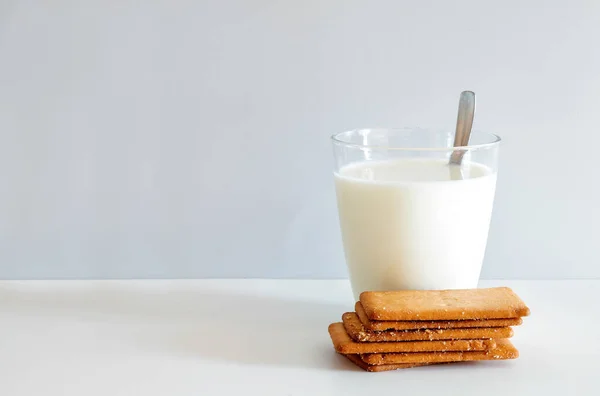 Bicchiere Latte Cinque Biscotti Rettangolari Burro Fondo Bianco — Foto Stock