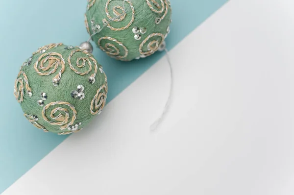 Groene Kerstballen Met Spint Voor Tekst Een Wit Blauw Oppervlak — Stockfoto