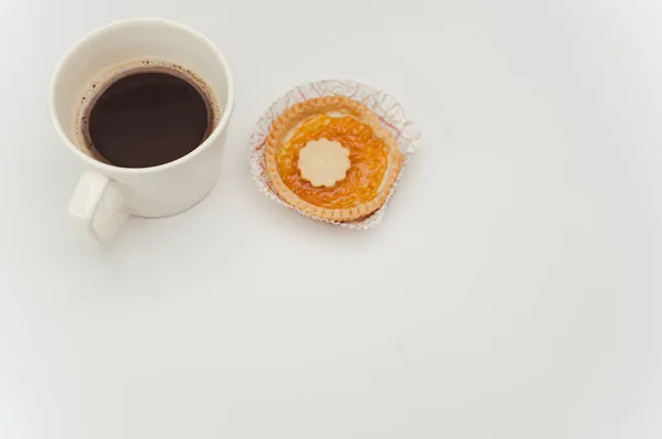 Geïsoleerde Abrikozenjam Taart Een Papieren Backing Cup Kopje Koffie Een — Stockfoto