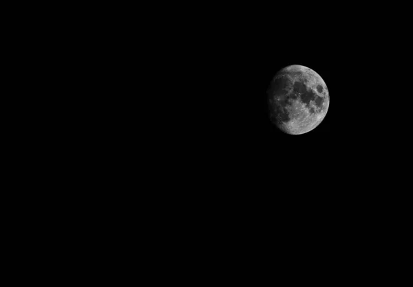 Luna Gibbous Encerada Contra Cielo Nocturno Claro Octubre —  Fotos de Stock