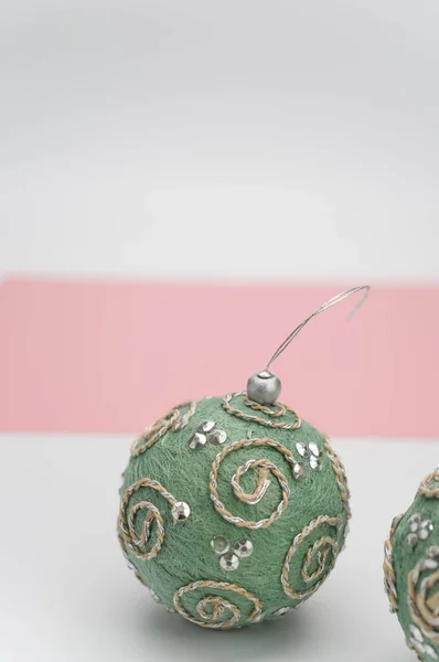 Groene Kerst Decoratieve Ballen Met Spint Voor Tekst Een Wit — Stockfoto