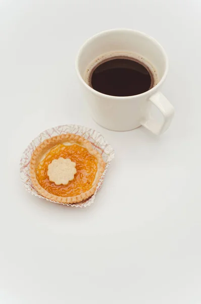 Tarta Mermelada Albaricoque Aislada Una Taza Papel Una Taza Café — Foto de Stock