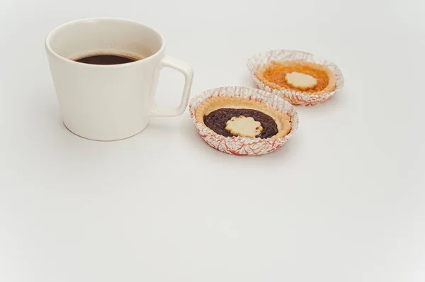 Tarta Albaricoque Mermelada Cereza Aislada Una Taza Papel Una Taza — Foto de Stock