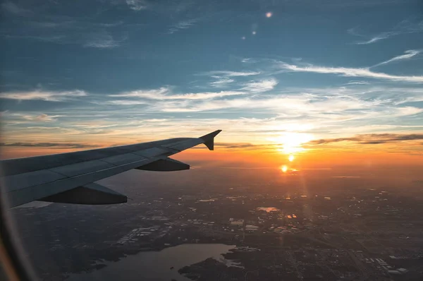 从飞机翼的飞机上俯瞰着迷人的风景 夕阳西下的蓝天 夕阳西下的太阳 — 图库照片