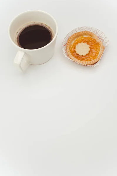 Tarta Mermelada Albaricoque Aislada Una Taza Papel Una Taza Café — Foto de Stock