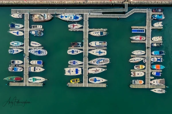 Una Hermosa Vista Aérea Columnas Alineadas Coloridos Barcos Agua Puerto —  Fotos de Stock