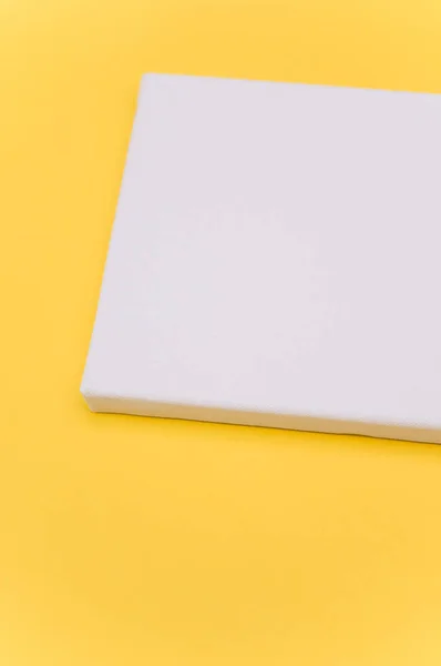 带复制空间的黄纸表面空白白漆帆布的顶部视图 — 图库照片