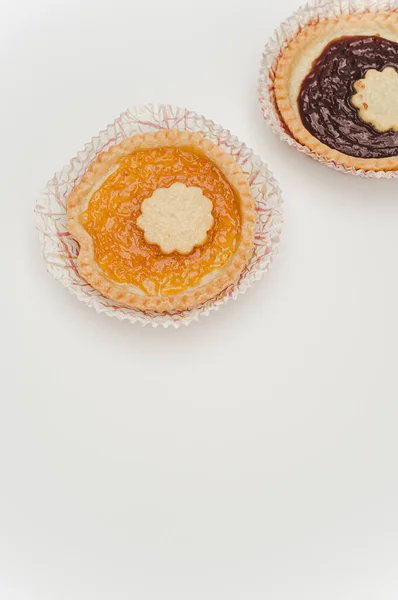 Tarta Albaricoque Mermelada Cereza Aislada Una Taza Respaldo Papel Sobre — Foto de Stock