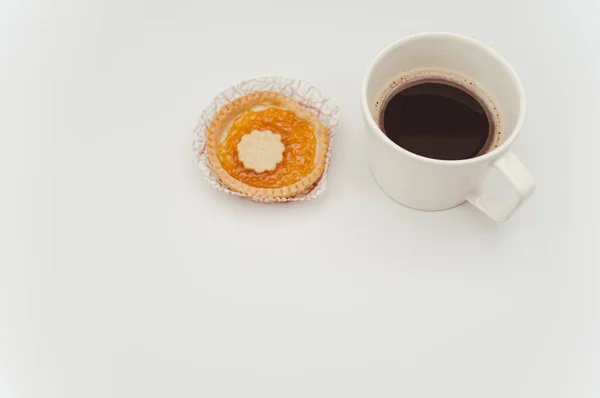 Izolált Sárgabarack Lekvár Torta Egy Papír Hátlap Csésze Csésze Kávé — Stock Fotó
