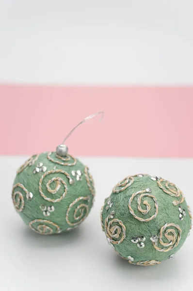 Зелені Різдвяні Декоративні Кульки Соком Тексту Біло Рожевій Поверхні — стокове фото
