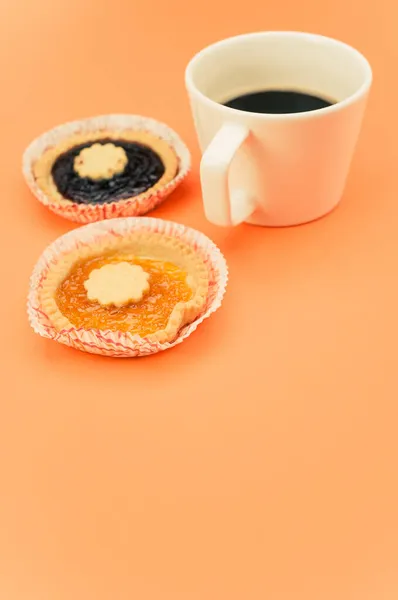 Tarta Albaricoque Mermelada Cereza Aislada Una Taza Papel Una Taza — Foto de Stock