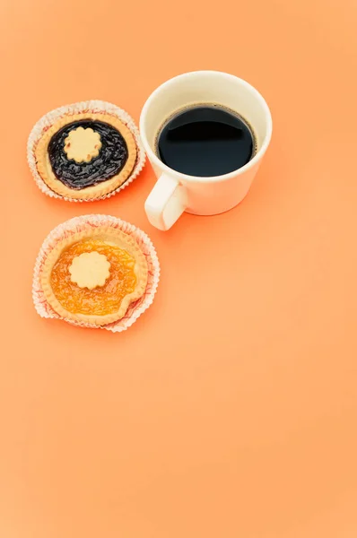 Isolierte Aprikosen Und Kirschmarmelade Torte Einer Papiertasse Und Einer Tasse — Stockfoto