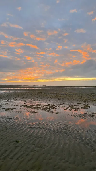2021年9月24日 荷兰特尔谢林绿色海滩上的一个金色时刻的垂直镜头 — 图库照片
