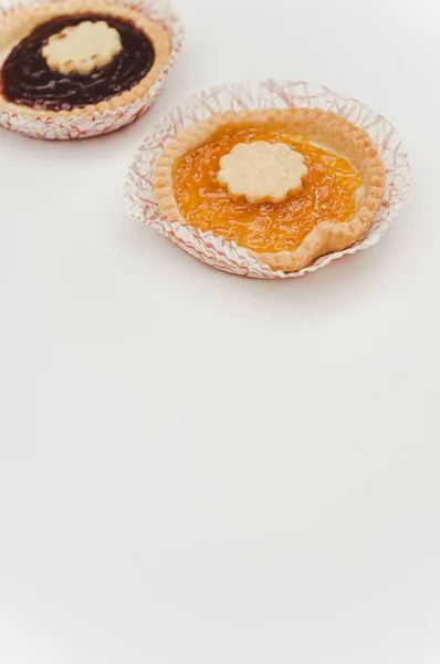 Tarta Albaricoque Mermelada Cereza Aislada Una Taza Respaldo Papel Sobre — Foto de Stock