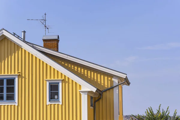 Die Gelbe Hausfassade Vor Blauem Himmel Einem Sonnigen Tag Schweden — Stockfoto