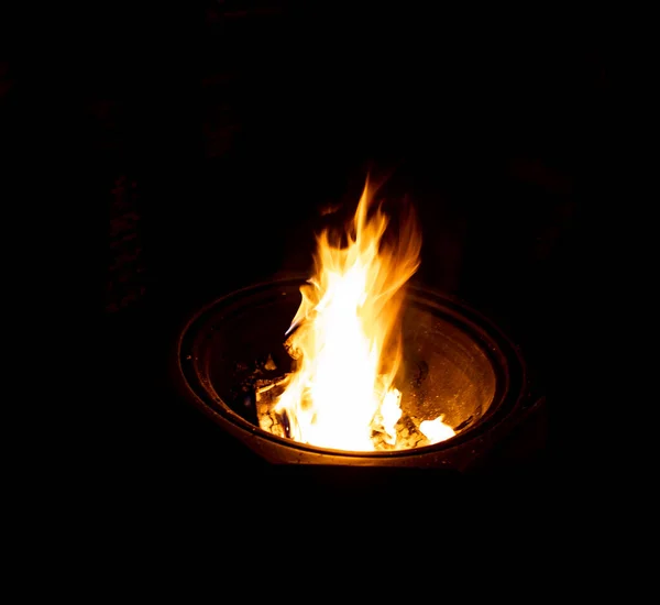 Světlý Oheň Hoří Kbelíku Tmavém Pozadí — Stock fotografie