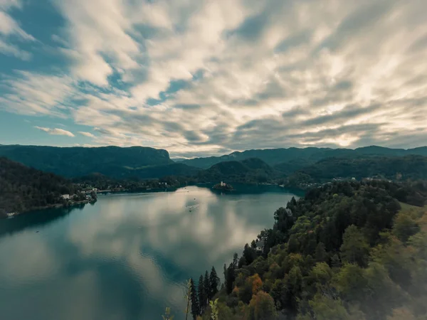 Ένα Γραφικό Τοπίο Μιας Λίμνης Bled Περιβάλλεται Από Βουνά Που — Φωτογραφία Αρχείου