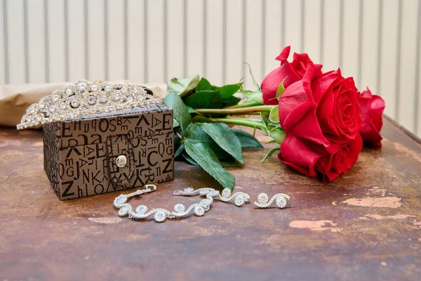 桌上挂着美丽的红玫瑰和珠宝的特写镜头 — 图库照片