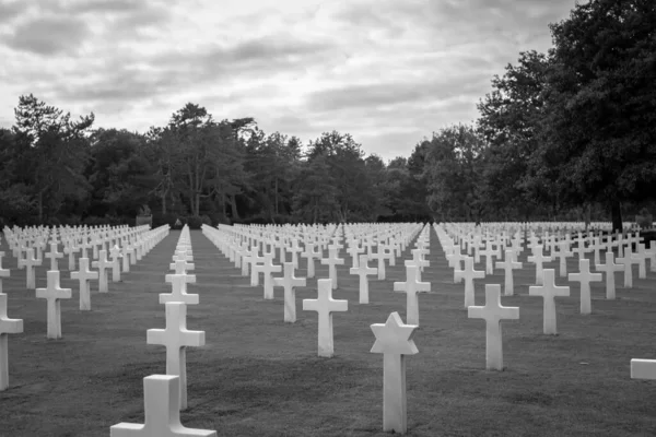 Zwart Wit Foto Van Amerikaans Grafveld Met Een Joods Graf — Stockfoto