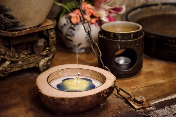 Nahaufnahme Einer Kerze Auf Einem Holztisch Einem Haus — Stockfoto