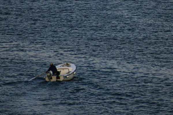 Pescador Num Barco Meio Mar — Fotografia de Stock