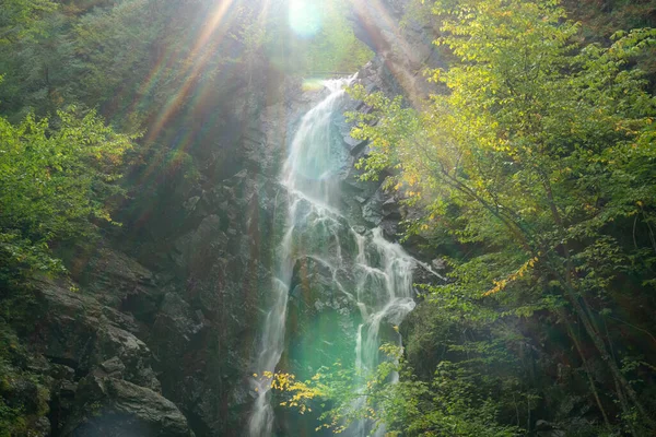 Beau Paysage Une Haute Cascade Mousseuse Dans Forêt Lors Lever — Photo